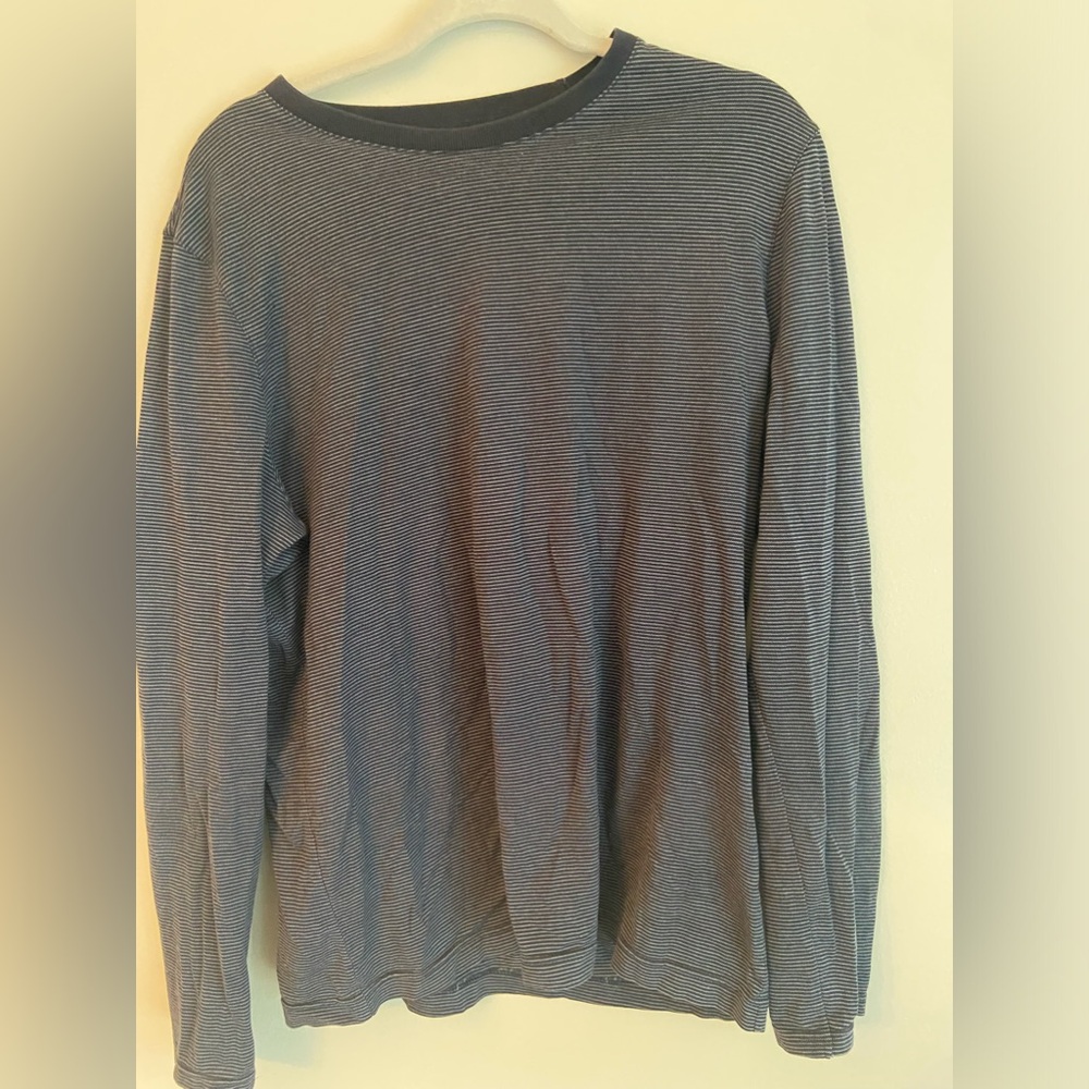 Banana Republic Luxury Touch Men’s top Size L Navy/White Excellent Condition